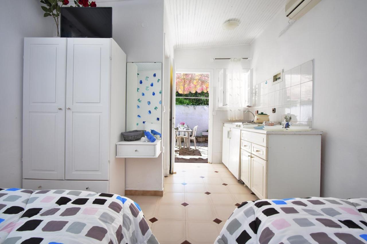 Merlyn Rooms Into The Nature, 100M From The Beach Δαφνίλα Εξωτερικό φωτογραφία